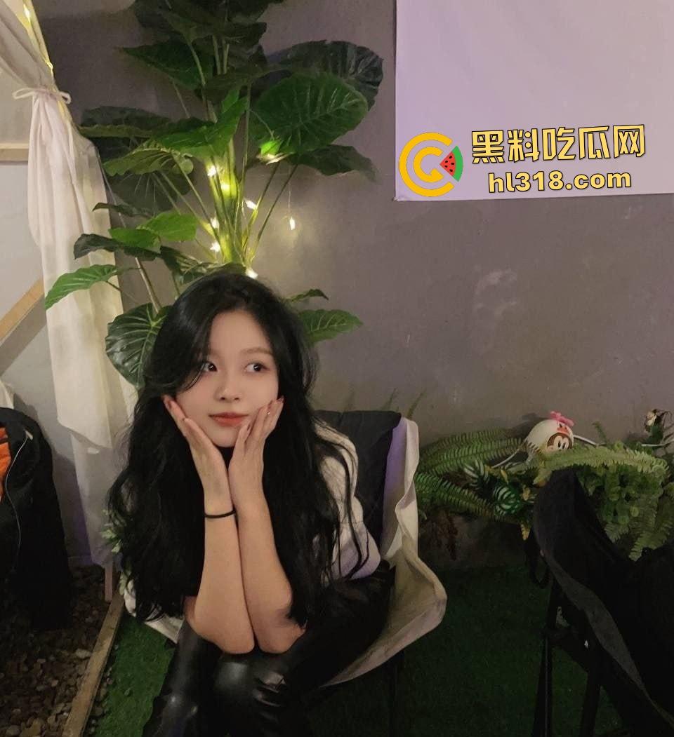 山西大学【王颖颖】激战男友！家中开逼挑逗开逼，穿黑丝吊带口交被鸡巴打脸，大学生玩得太野！-1