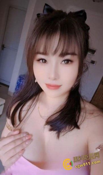 快手少妇【佳怡姐姐】，身穿性感翘臀牛仔裤，剪洞打桩后入爆操嫩穴，小树林户外激情野战 ！-2