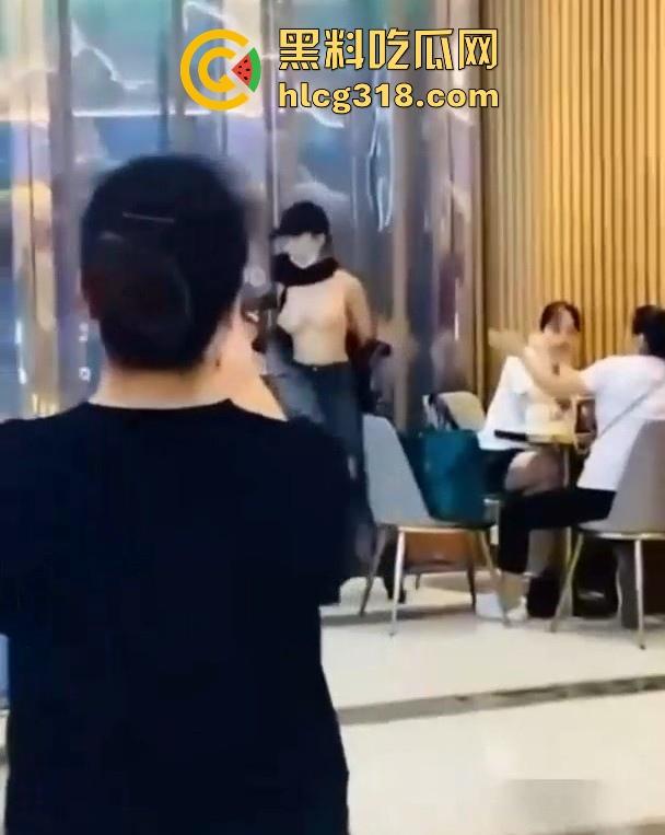 浙江某步行街一女子当众脱衣全裸游街，疑似受到了精神刺激，嘴巴不知道念叨什么，路人纷纷驻足观看。-1