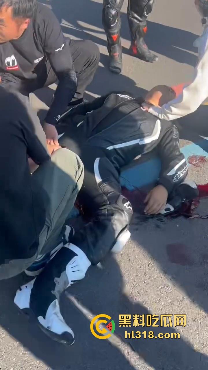 又一位机车少年变少女，男子驾驶机车失控蛋刹落地，皮裤秒变开裆裤，好心车友按蛋抢救！-2