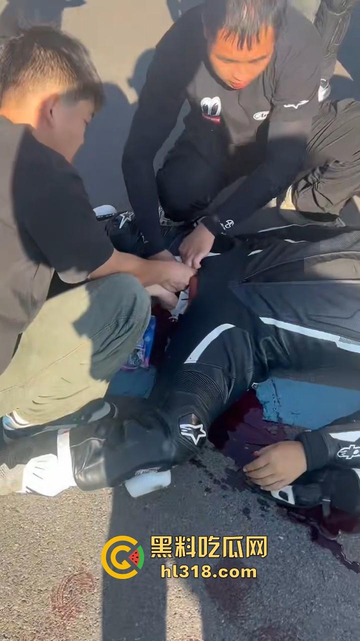 又一位机车少年变少女，男子驾驶机车失控蛋刹落地，皮裤秒变开裆裤，好心车友按蛋抢救！-5
