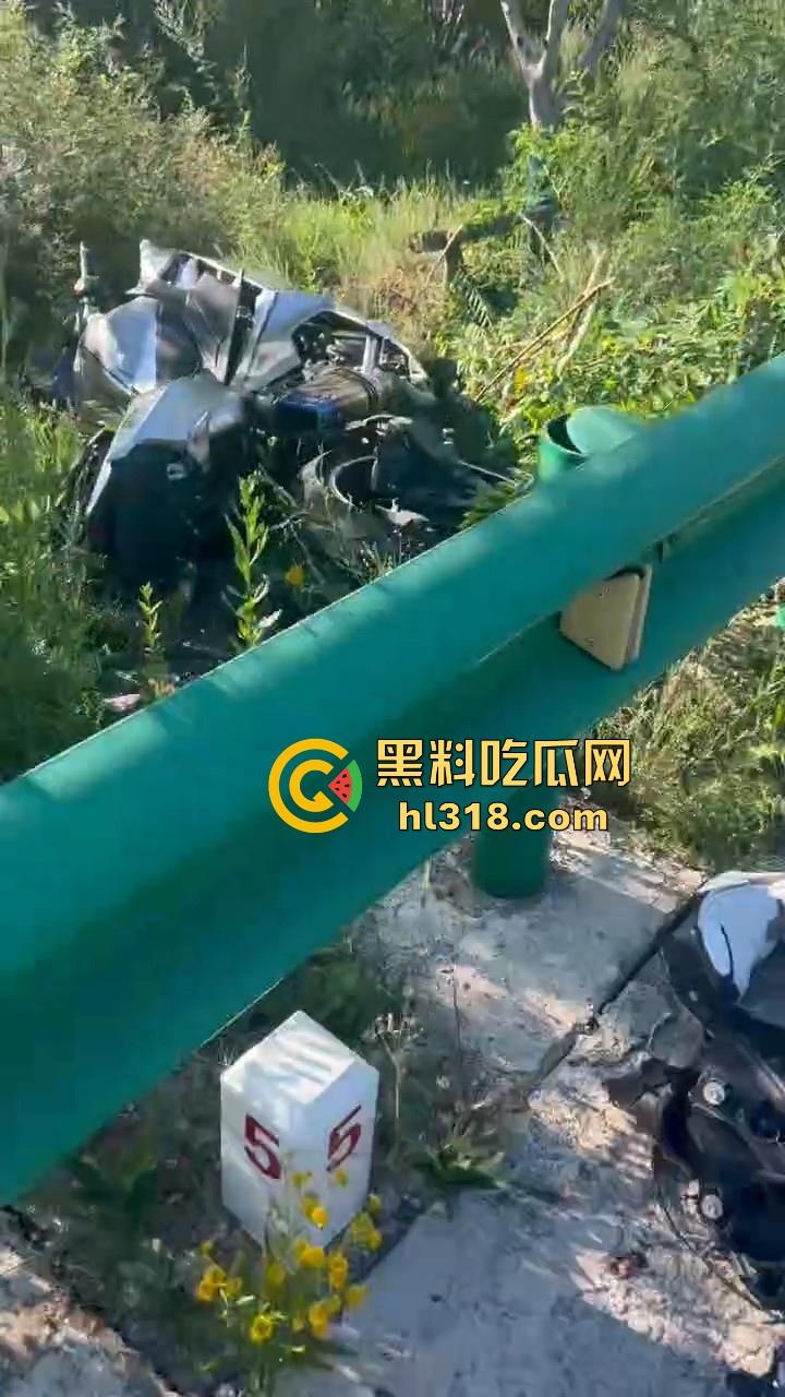 又一位机车少年变少女，男子驾驶机车失控蛋刹落地，皮裤秒变开裆裤，好心车友按蛋抢救！-6