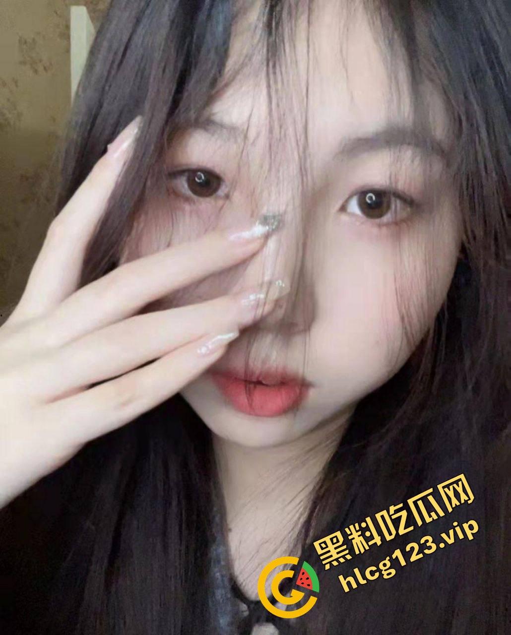 武汉会计学院20岁学生妹蜜桃臀摆拍自慰！粉嫩小骚逼让人欲罢不能！-1