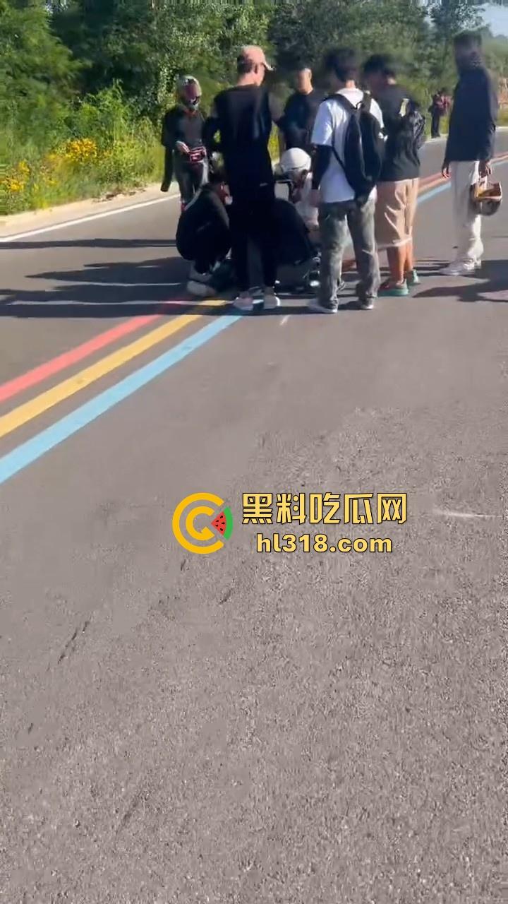 又一位机车少年变少女，男子驾驶机车失控蛋刹落地，皮裤秒变开裆裤，好心车友按蛋抢救！-8