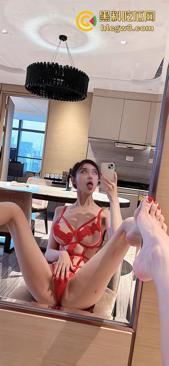 骚逼空姐酒店『MCreation』浪到失控！狗链拉着爬满走廊，撕黑丝喷浪水，舔屌含棒无套操到满逼射浆！-14