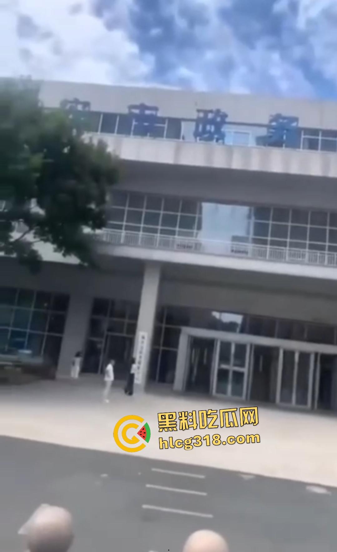 温州瑞安市政府服务中心自焚惨剧！男子因拆迁补偿不公绝望点火，保安狂灭火最后救出一具干尸！-4