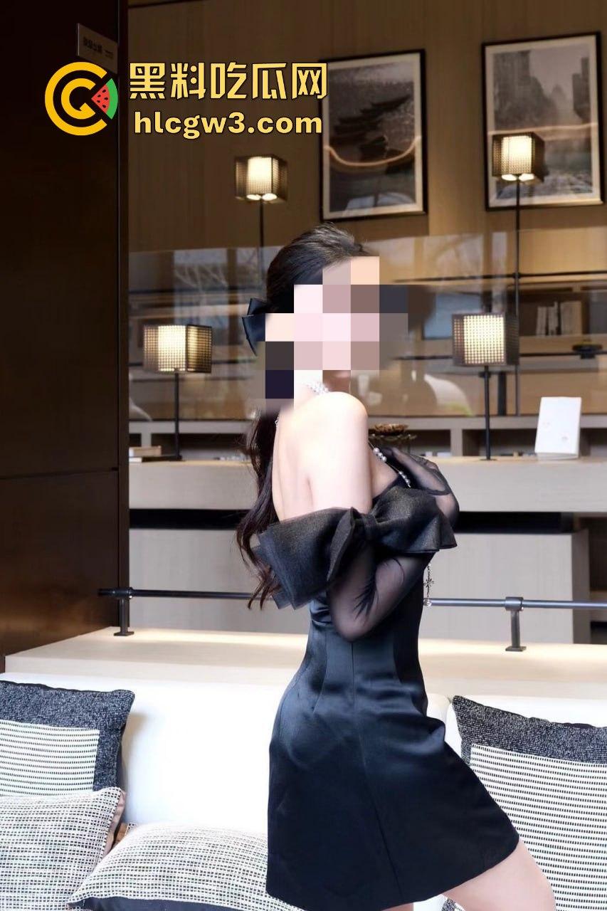 骚逼空姐酒店『MCreation』浪到失控！狗链拉着爬满走廊，撕黑丝喷浪水，舔屌含棒无套操到满逼射浆！-17