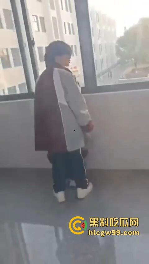 校园大瓜！江苏淮阴中专教室走廊大胆吃鸡，直接无视众人专心跪舔，现在的学生真的大胆！-10