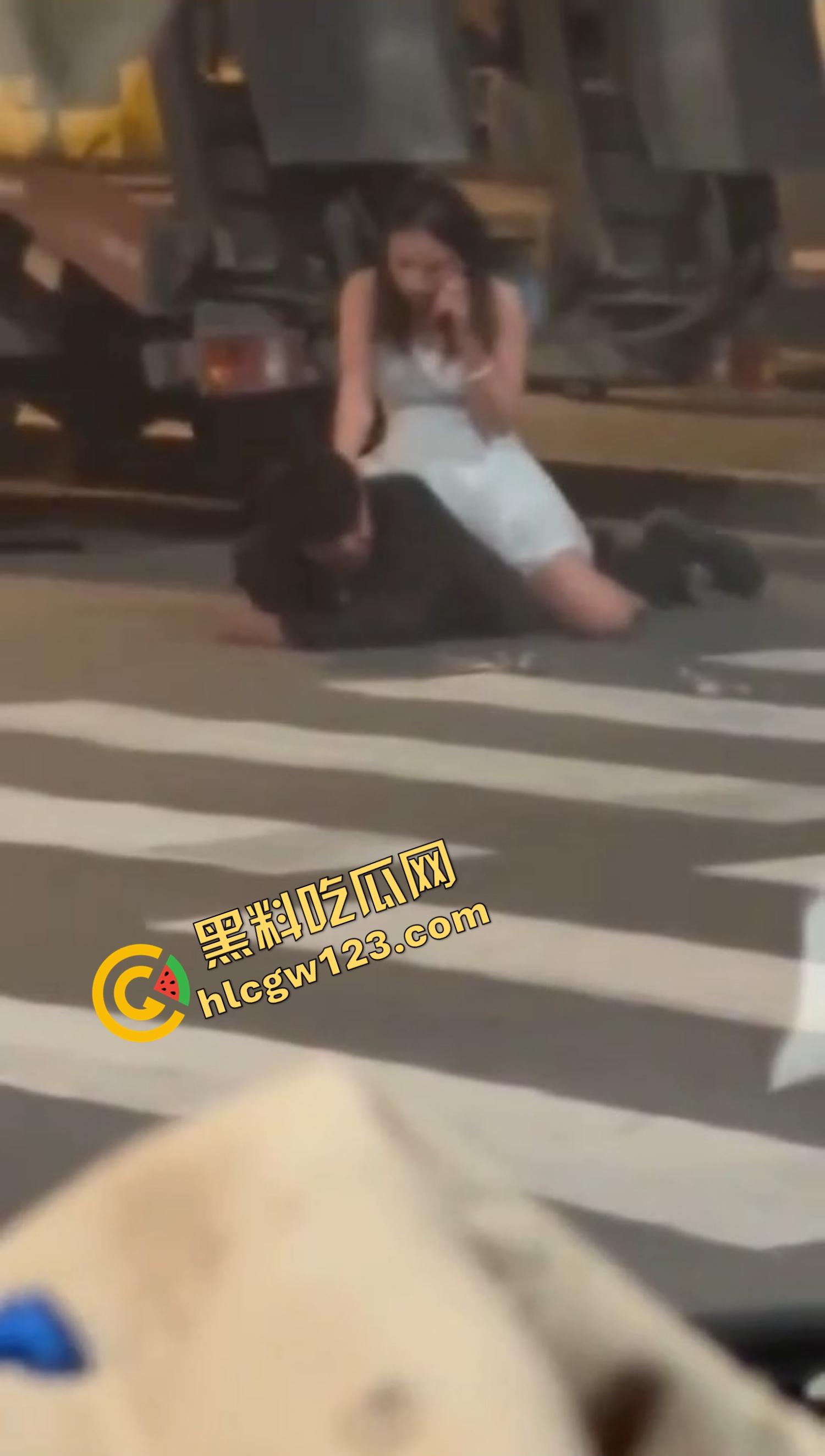 爱的有多深打得就有多狠，女的骑在男的身上连扇带踹，这会怎么没人说家暴了？龟男的痛谁替他说一句？-10