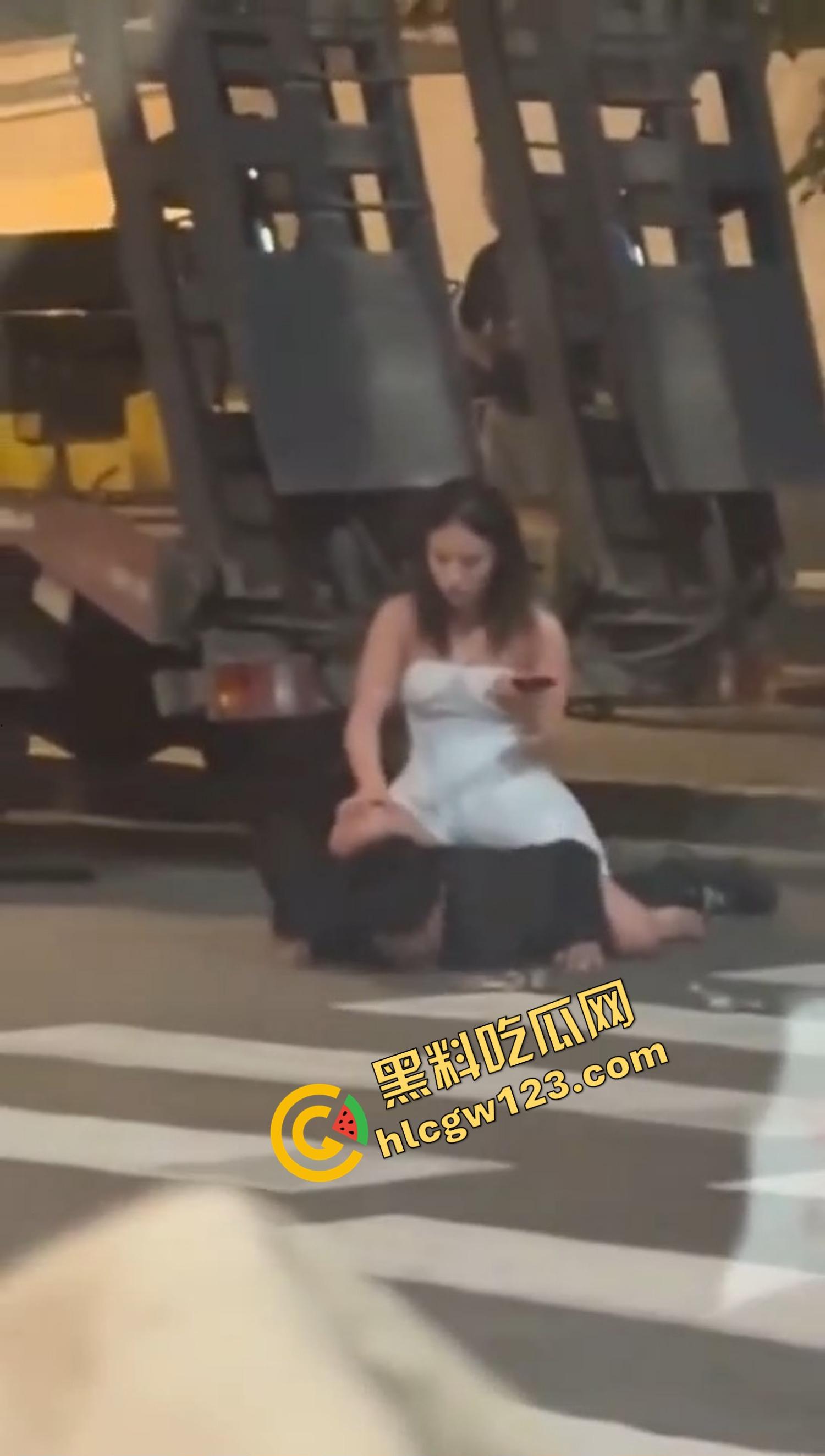 爱的有多深打得就有多狠，女的骑在男的身上连扇带踹，这会怎么没人说家暴了？龟男的痛谁替他说一句？-13