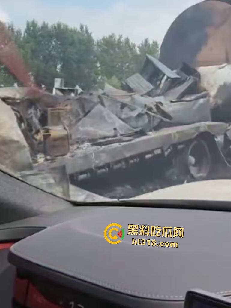 京哈高速四平段凌晨突发车祸！大货车油罐车猛撞起火，网友高速竟限速80真害人！-6