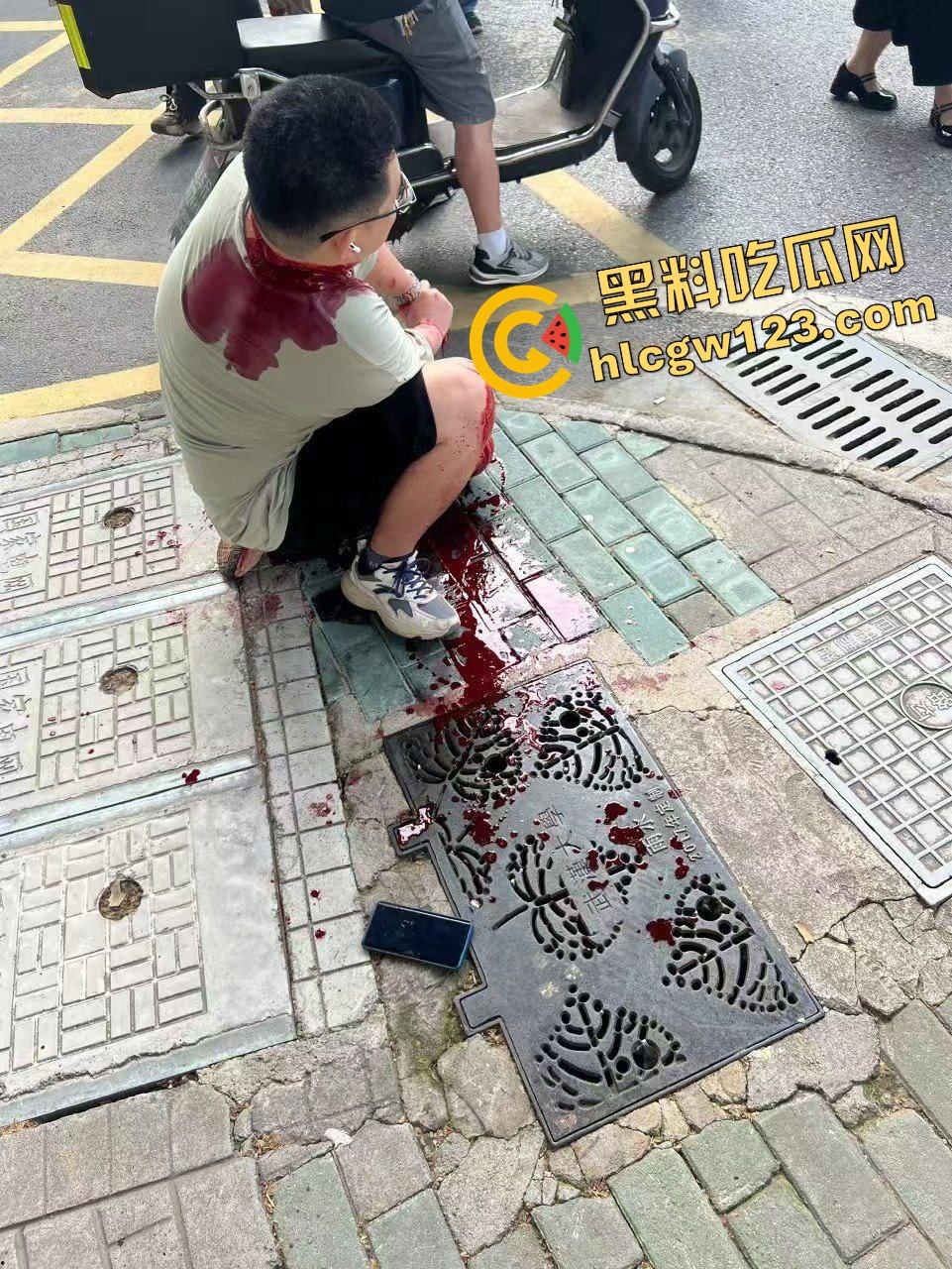 武汉大学学生论文吗没过就开砍？食堂见人上去就一刀，无差别出刀，年轻人心态这么炸裂的吗？-2