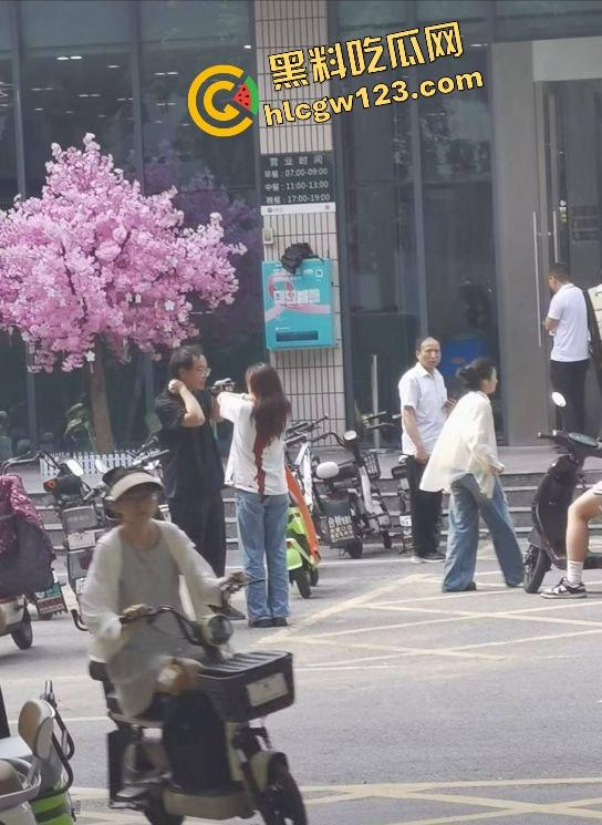 武汉大学学生论文吗没过就开砍？食堂见人上去就一刀，无差别出刀，年轻人心态这么炸裂的吗？-6