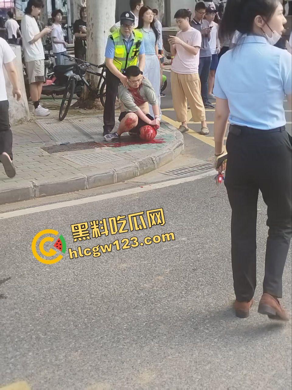 武汉大学学生论文吗没过就开砍？食堂见人上去就一刀，无差别出刀，年轻人心态这么炸裂的吗？-7
