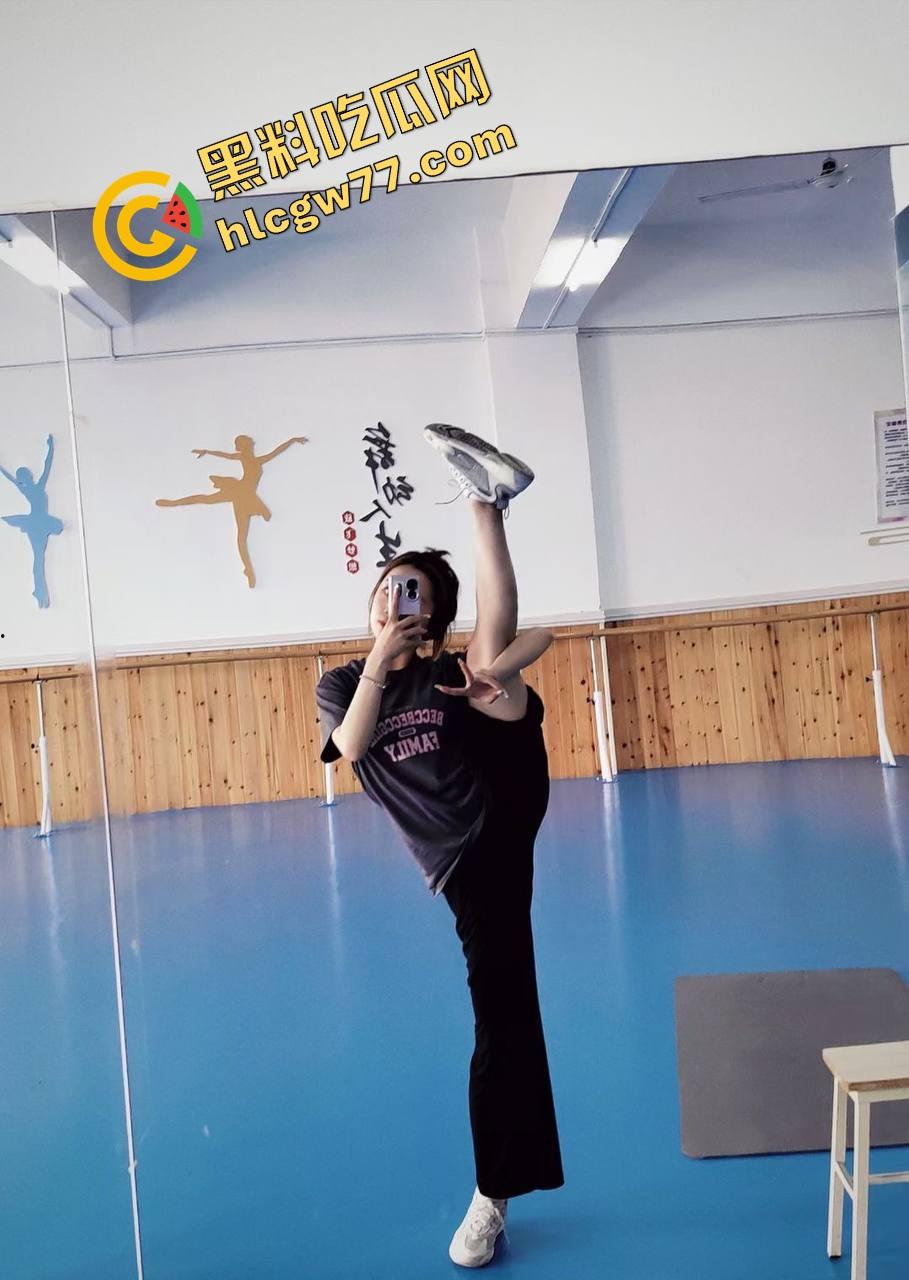 大奶精神小太妹 酒店忘我吃鸡 大屌都要把嘴撑爆了 又被肌肉猛男掐脖爆操 小小身躯十分耐操！-2