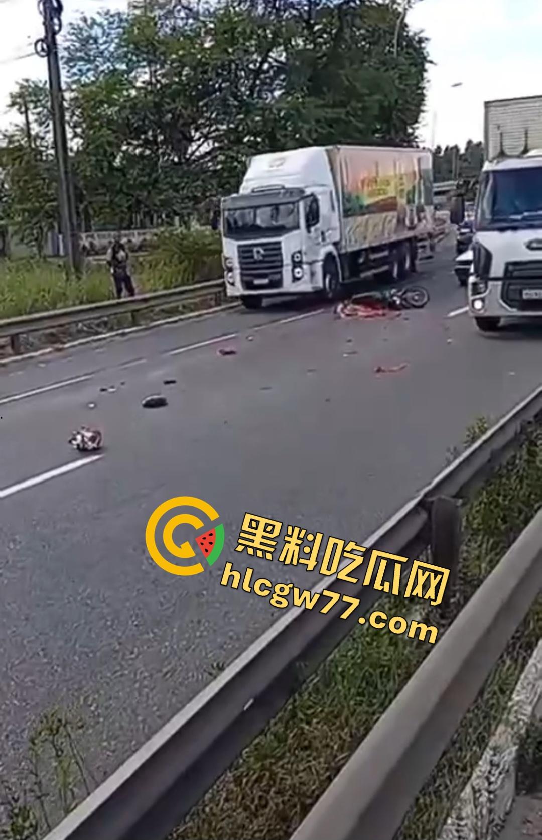 巴西若昂佩索阿摩托车手脸撕裂头断身碎！血腥车祸脸直接撕裂开，路人还想上去捡肾脏！-2