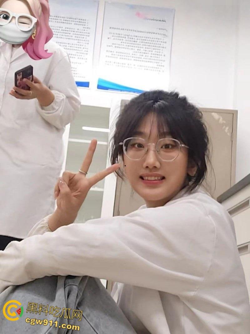 山东科技大学【朱玲慧】， 不雅视频被前男友曝光，清纯校花沦为索精母犬，狗链栓脖狂吞主人生殖器！-3