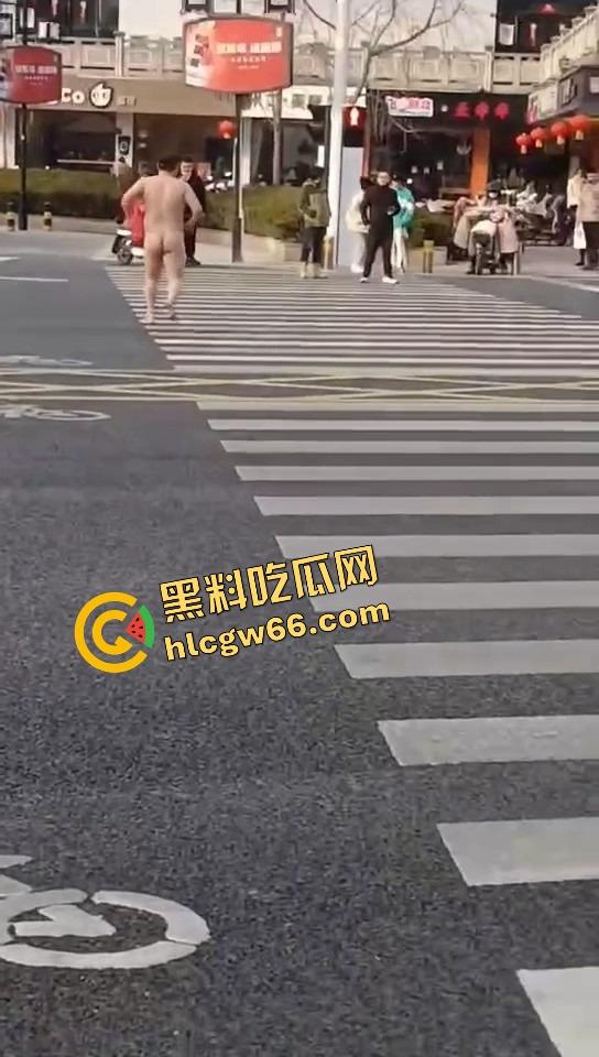 热到发疯？石家庄肥宅裸男街头裸奔！斑马线跪地膜拜，一身肉抖得像猪妖下凡，现场比妖都离谱！-4