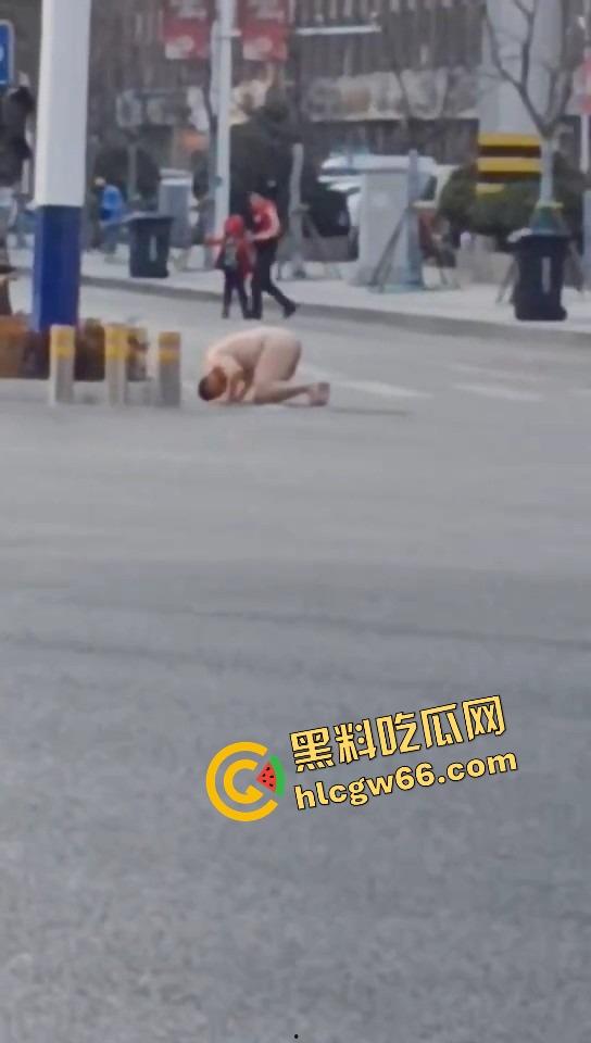 热到发疯？石家庄肥宅裸男街头裸奔！斑马线跪地膜拜，一身肉抖得像猪妖下凡，现场比妖都离谱！-9