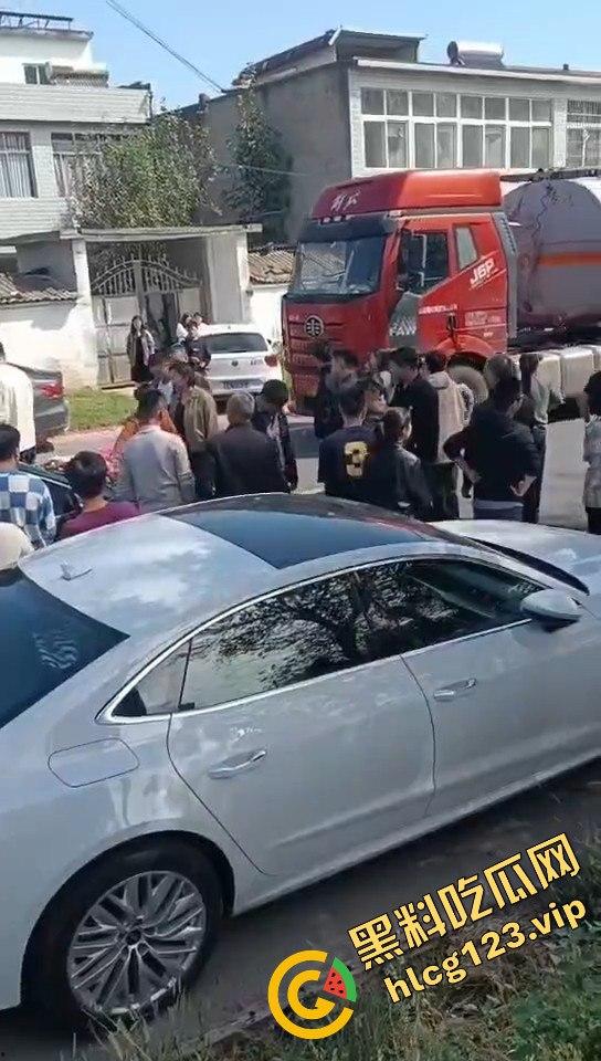 河南淮滨县天价彩礼闹剧！结婚当天临时加价18万，新娘跑上婚车，哥哥躺地上耍流氓拦车！-3