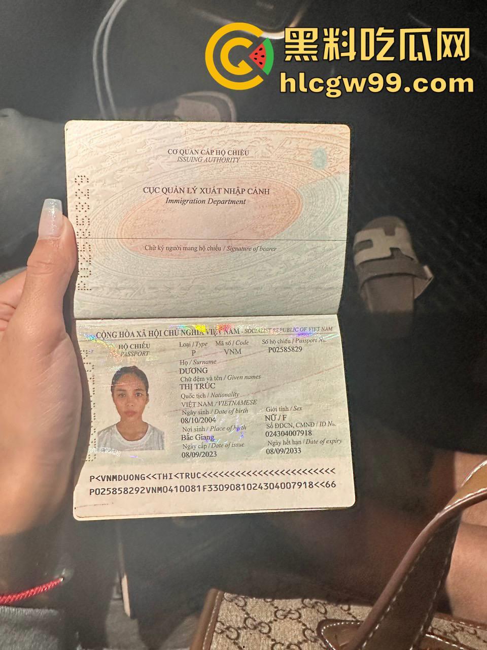 越南妹长期出轨浪荡成性，还被情夫发送私密视频挑衅，绿帽老公忍无可忍曝光私密视频-1