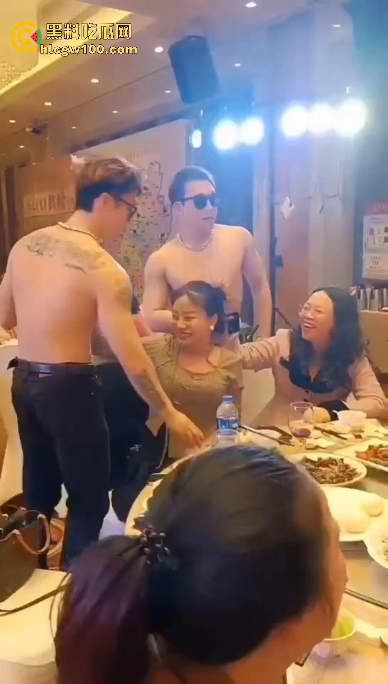 贵妇们的纸醉金迷现场曝光，点一群半裸男模摸奶子取乐，这年头不止男人玩得开，贵妇玩起来也是真绝！-1