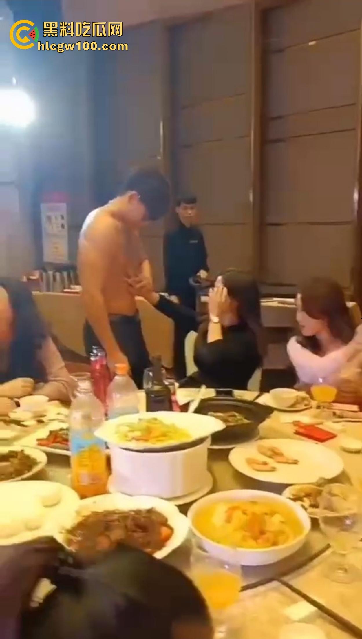 贵妇们的纸醉金迷现场曝光，点一群半裸男模摸奶子取乐，这年头不止男人玩得开，贵妇玩起来也是真绝！-2