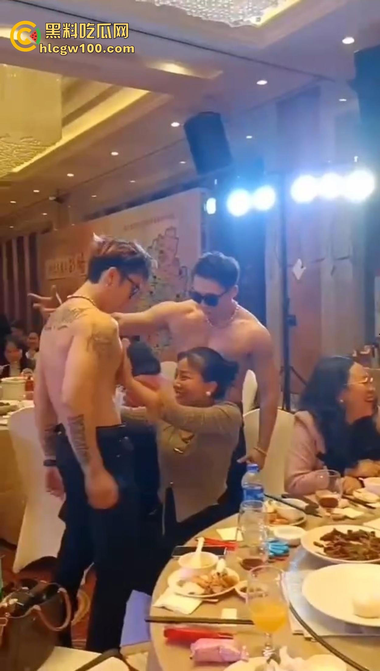 贵妇们的纸醉金迷现场曝光，点一群半裸男模摸奶子取乐，这年头不止男人玩得开，贵妇玩起来也是真绝！-4