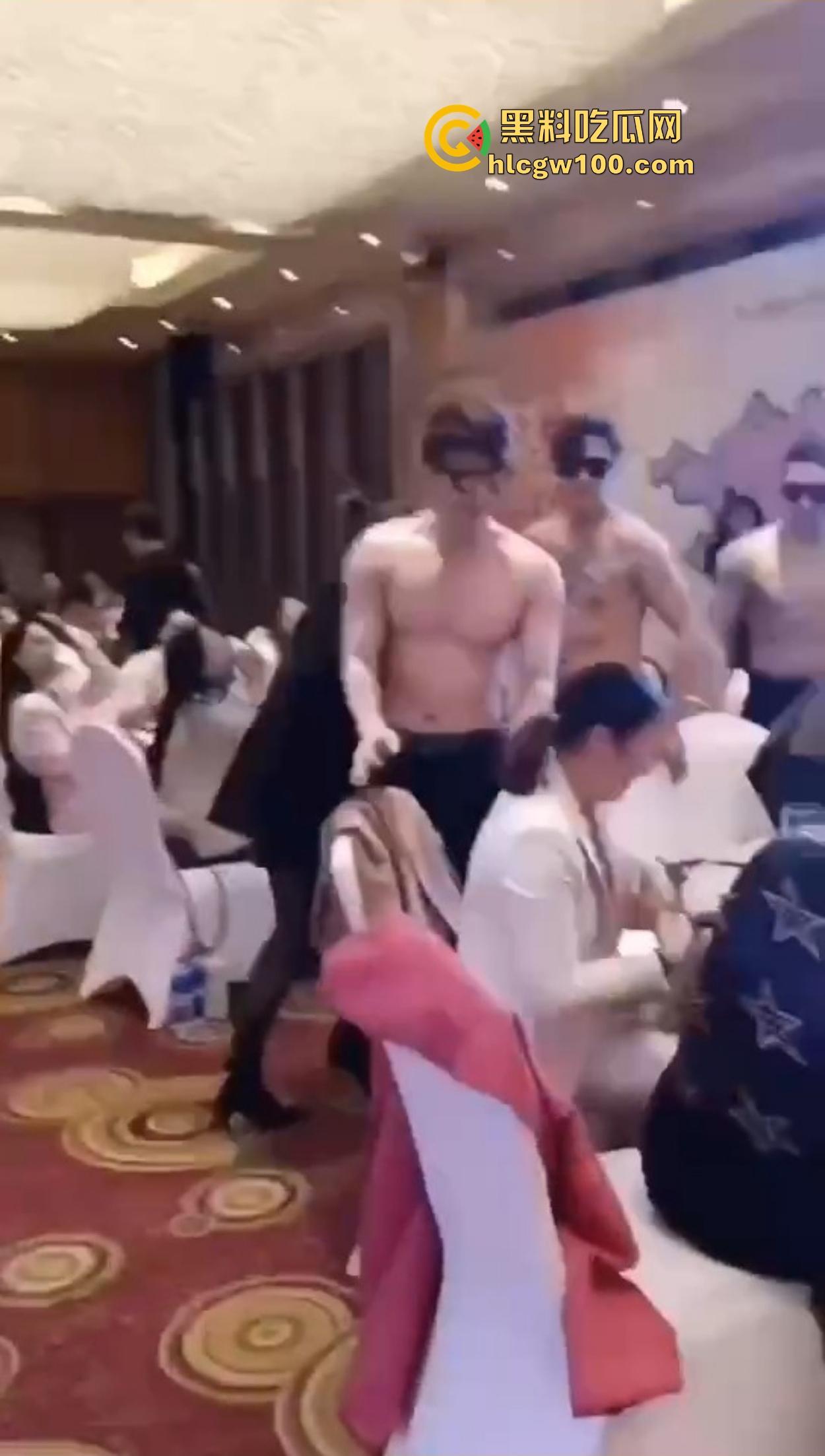 贵妇们的纸醉金迷现场曝光，点一群半裸男模摸奶子取乐，这年头不止男人玩得开，贵妇玩起来也是真绝！-6