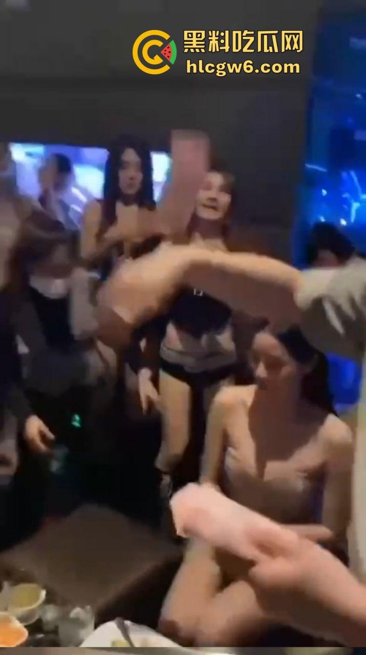 曼谷红浪漫KTV震撼开场，扶手女颜值身材吊打国内选手，青云志还靠谁扶？兄弟们咱们一起去泰国撒币去！-1