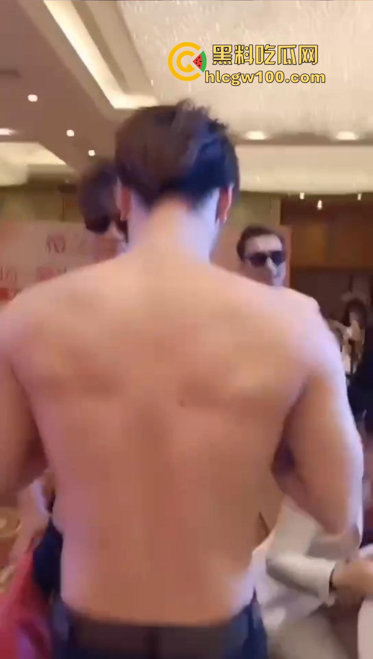 贵妇们的纸醉金迷现场曝光，点一群半裸男模摸奶子取乐，这年头不止男人玩得开，贵妇玩起来也是真绝！-11