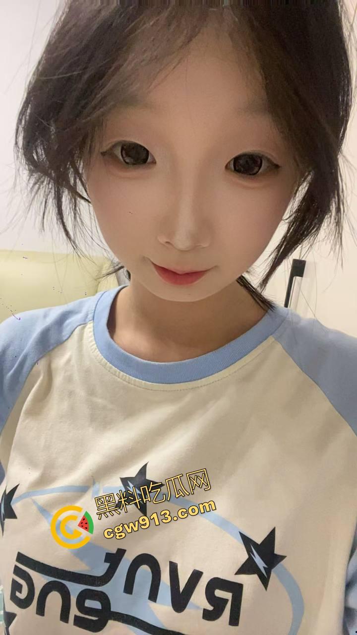 隔壁少妇【李倩倩】真会玩嘴巴当逼用，被我按着头加速操到眼泪鼻涕一把流，温热湿滑比飞机杯还绝！-1