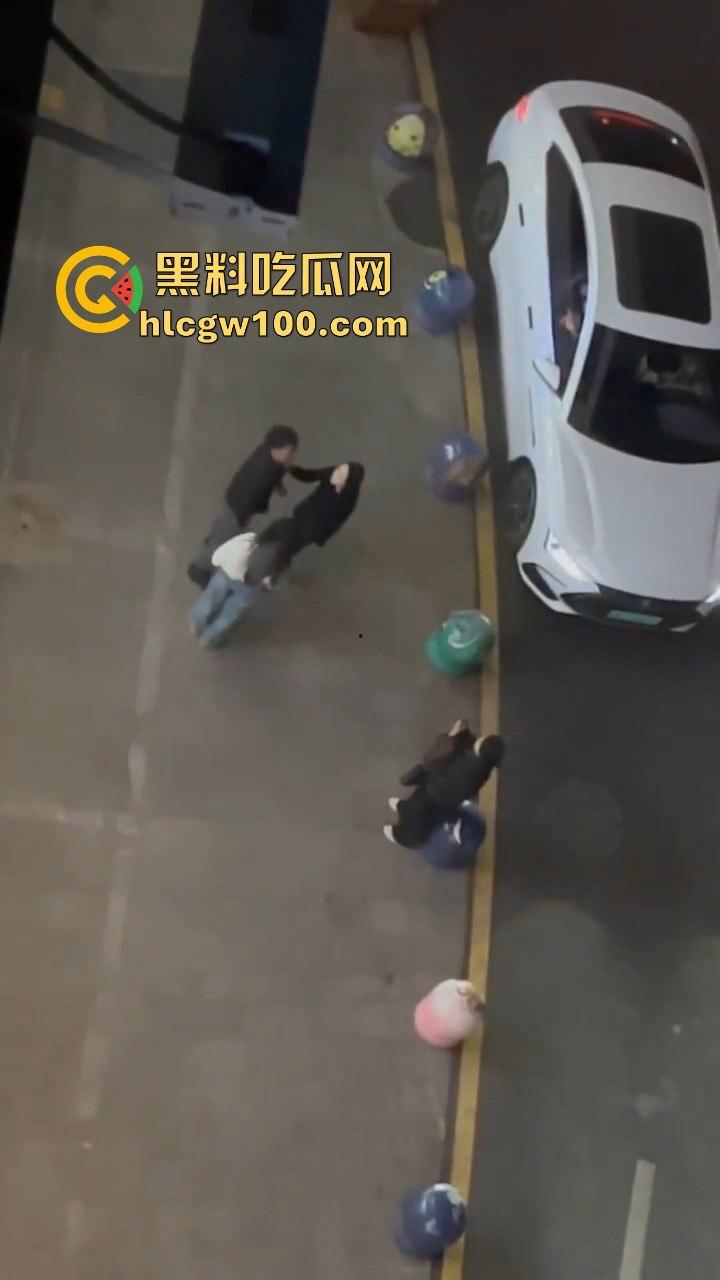 云南保山市君悦广场男子【王麒麟】表白成功，不料给正牌女友抓包，时间管理大师错误案例！！-5