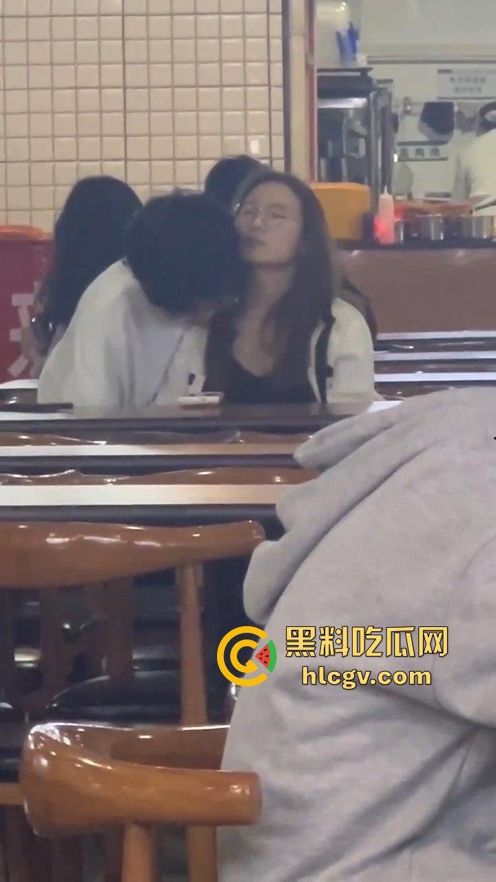 鸡公煲没来先抠逼！西安培华学院食堂大胆男女全程上演真人秀，吃瓜同学惊呆！-10