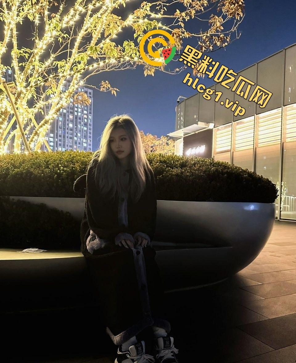 瓜友爆料！成都反差婊母狗生活照流出，这张脸蛋绝了，小母狗还真是诱人！-2