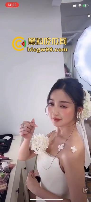 直播新赛道！新娘化妆走光,极品小姐姐奶头完全展现，流量密码被你拿捏的死死的-2