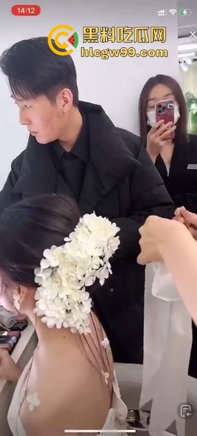 直播新赛道！新娘化妆走光,极品小姐姐奶头完全展现，流量密码被你拿捏的死死的-5