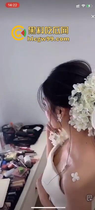 直播新赛道！新娘化妆走光,极品小姐姐奶头完全展现，流量密码被你拿捏的死死的-12