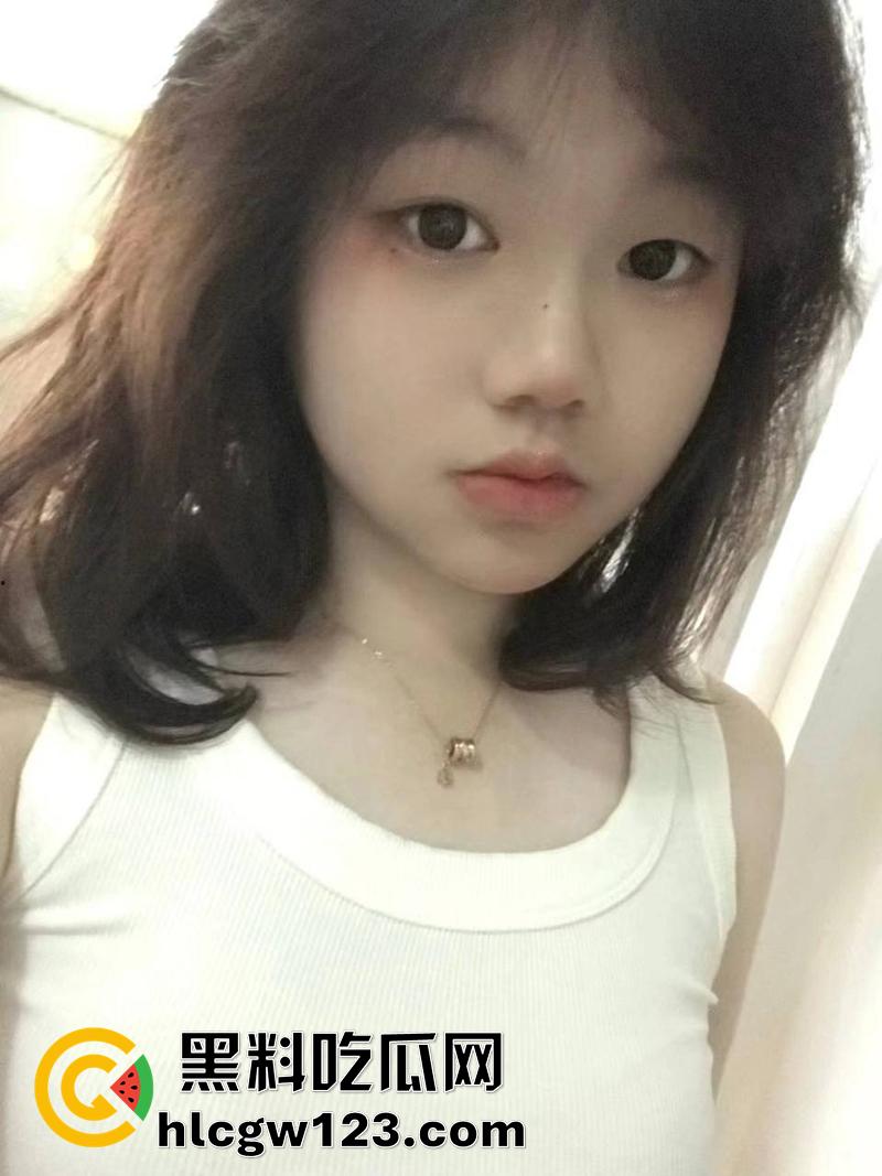 变态淫父送女儿去外地考试，在宾馆没忍住强上性感乖女儿，身材白嫩翘臀Q弹，后入啪啪极致淫荡！-1