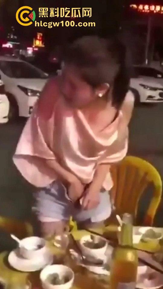 餐桌上开放骚人妻，奇葩操作一个比一个亮眼为了逃酒啥事都能干出来，画面劲爆开放 小编推荐！！-6