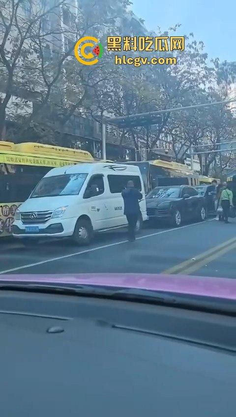 兰州公交车失控酿大祸，狂撞多车现场如战场！4人受伤，目击者吓到腿软！-3