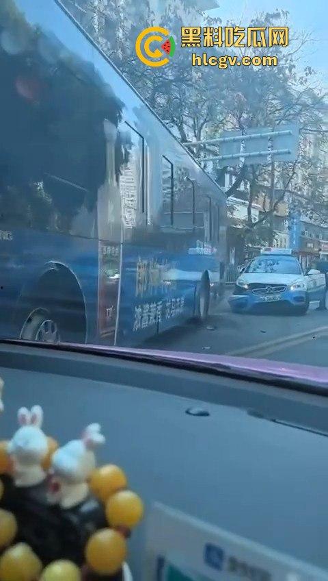 兰州公交车失控酿大祸，狂撞多车现场如战场！4人受伤，目击者吓到腿软！-4