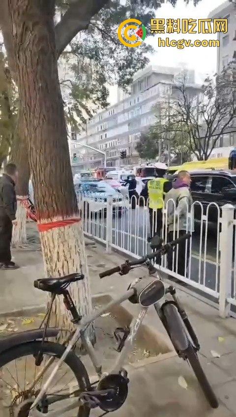 兰州公交车失控酿大祸，狂撞多车现场如战场！4人受伤，目击者吓到腿软！-8