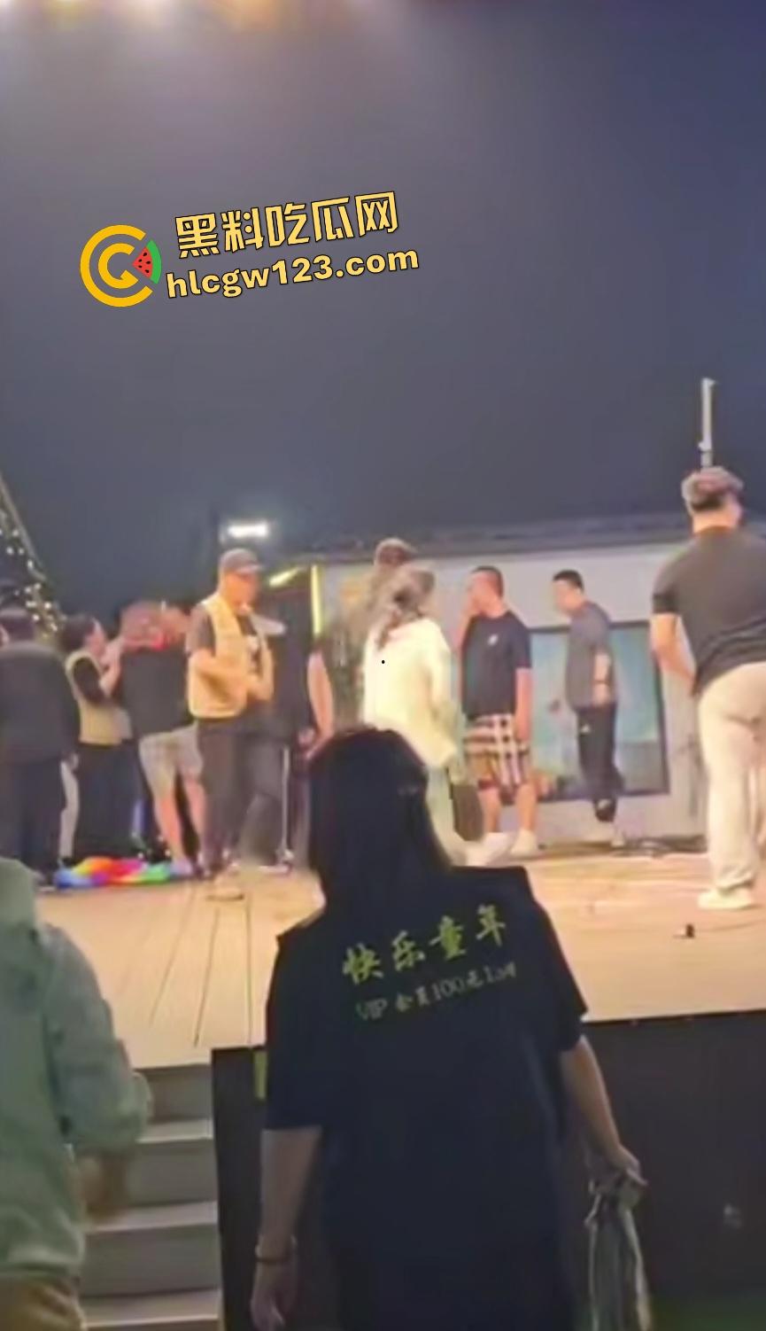 舞台上惊天黑料老婆被猥亵，妻子还抱老公让几人打成猪头，事后老公查出老婆出轨！-2