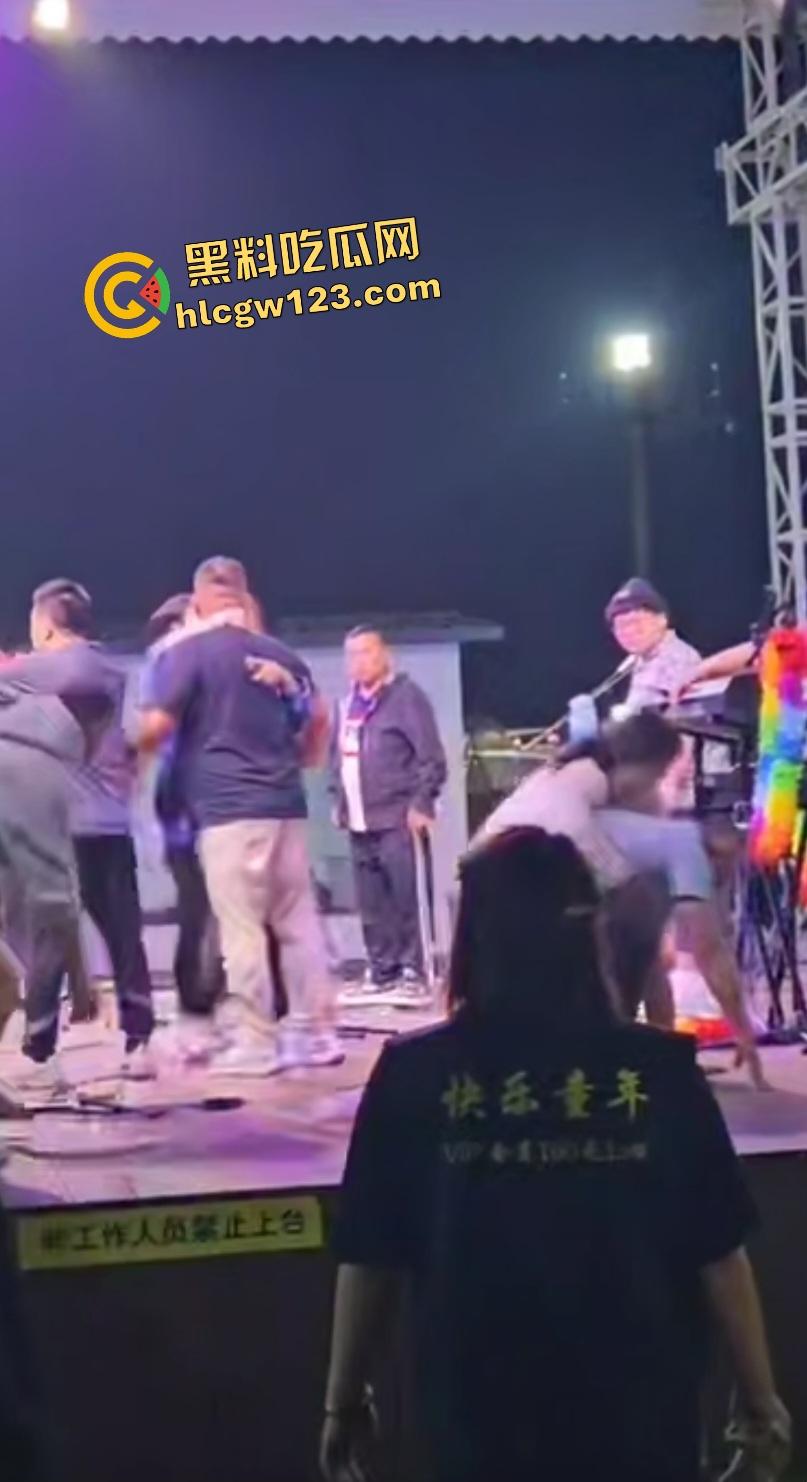 舞台上惊天黑料老婆被猥亵，妻子还抱老公让几人打成猪头，事后老公查出老婆出轨！-4