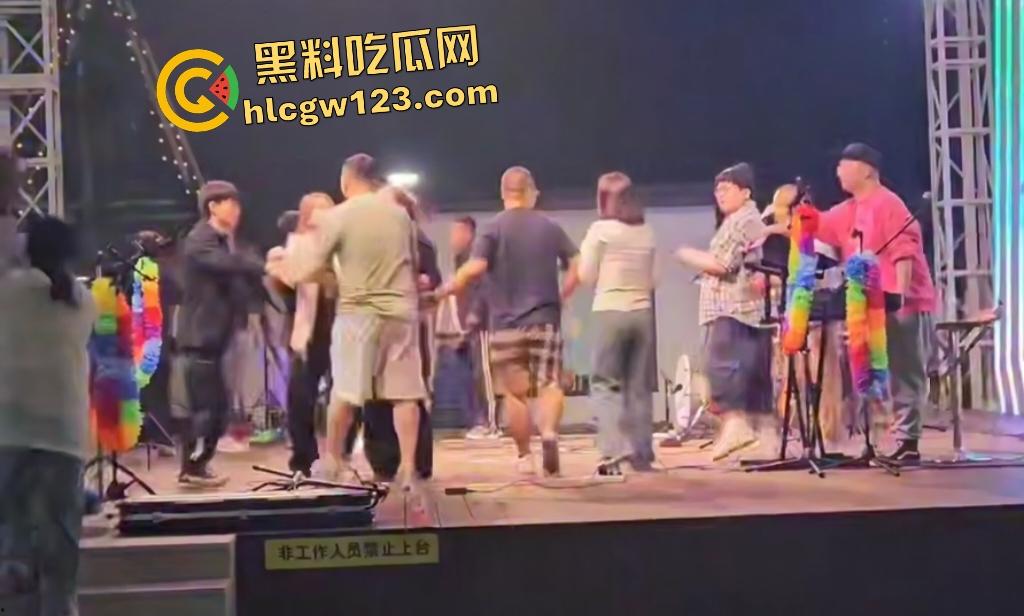 舞台上惊天黑料老婆被猥亵，妻子还抱老公让几人打成猪头，事后老公查出老婆出轨！-8