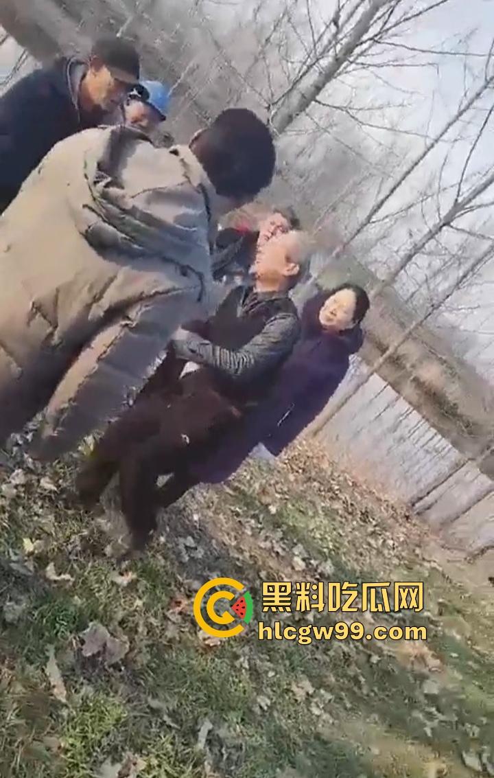 江苏五十多岁硬汉提着菜刀杀猪刀街头干架 现实版老炮儿 人狠话不多 上去就开砍！-4