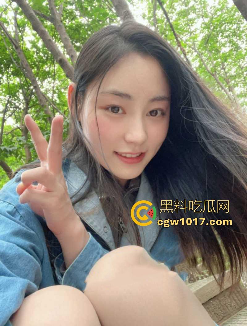 河南高挑骚逼营销【陈奕莹】清纯少女私下却是淫荡的母狗，在家发骚与人裸聊等操，全程露脸揉搓，这逼是真的黑啊！-8