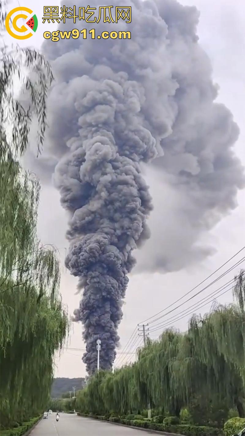 河南省洛阳市孟津区白鹤镇，宸岳化工有限公司发生火灾事故，现场浓烟冲天，目前未有人伤亡！-3