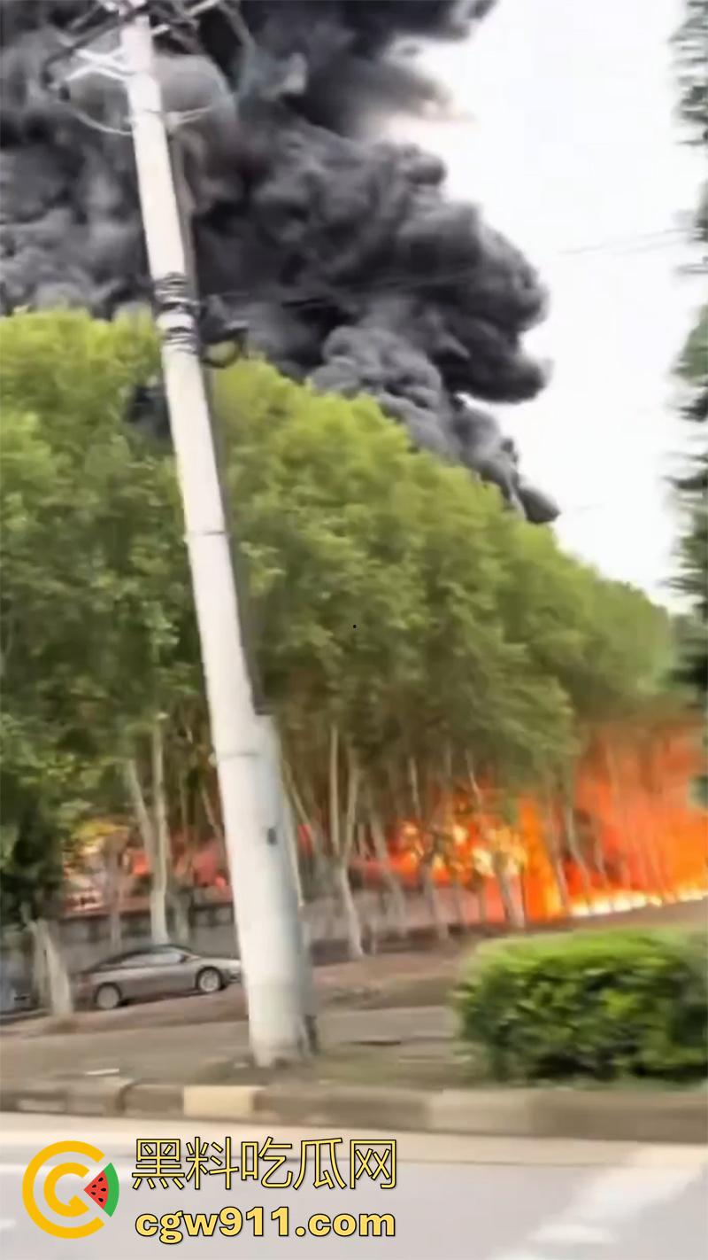 河南省洛阳市孟津区白鹤镇，宸岳化工有限公司发生火灾事故，现场浓烟冲天，目前未有人伤亡！-8